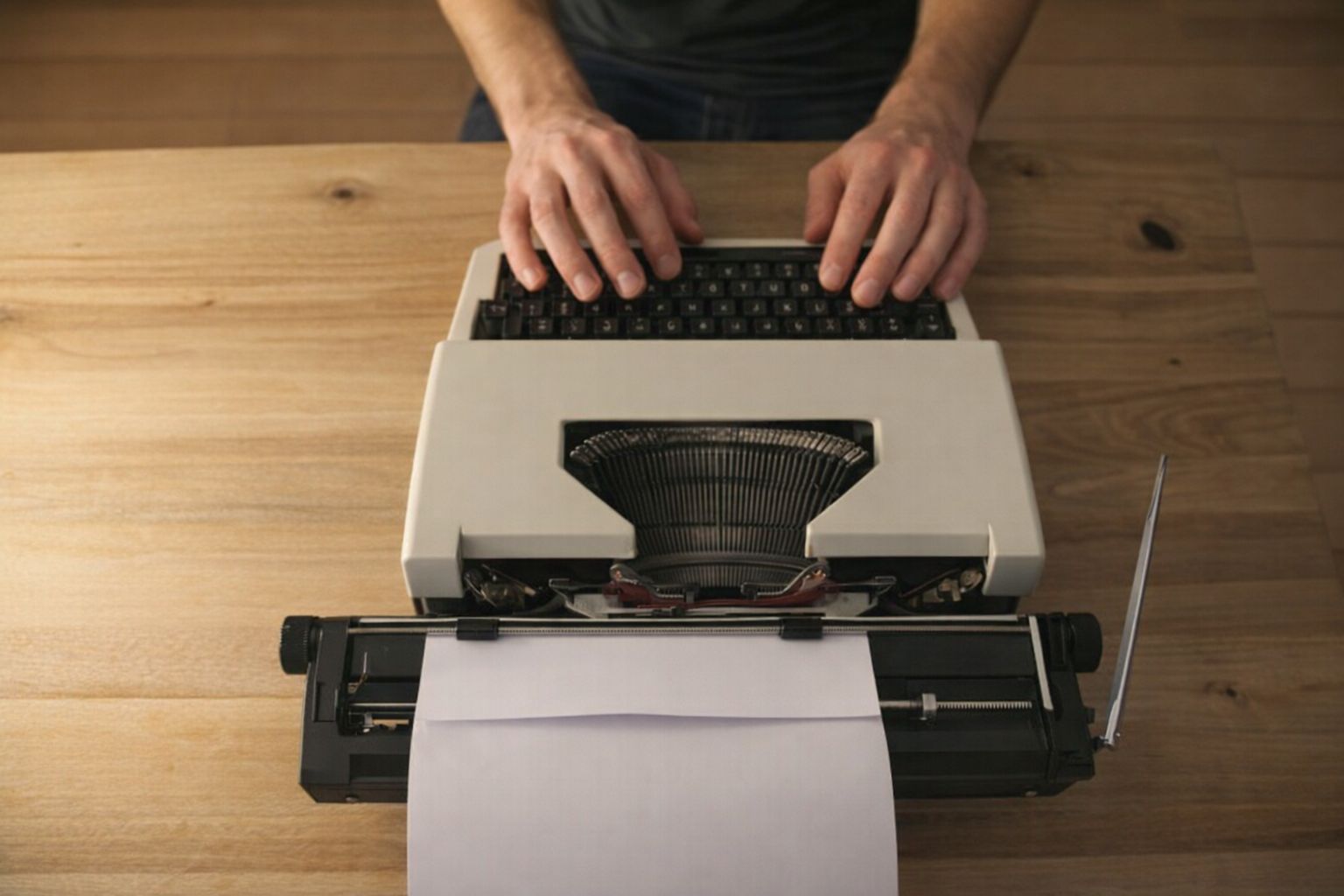 En persons händer som skriver på en klassisk skrivmaskin.